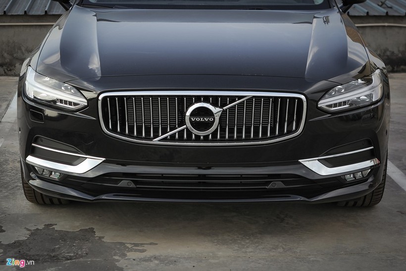 Để không lẫn với những chiếc xe Đức, Volvo tạo nên những đường nét rất riêng.Thiết kế đầu và đuôi xe bắt mắt, cân đối. Mặt ca-lăng đặc trưng trên các mẫu xe của Volvo.