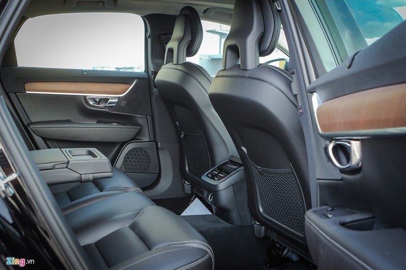 Không gian dành cho người sử dụng phía sau, khá rộng rãi. Toàn bộ ghế ngồi trên S90 đều bọc da, cửa sổ sau có rèm che nắng. Ở phiên bản cao cấp hơn S90 Inscription sẽ bọc da Nappa.