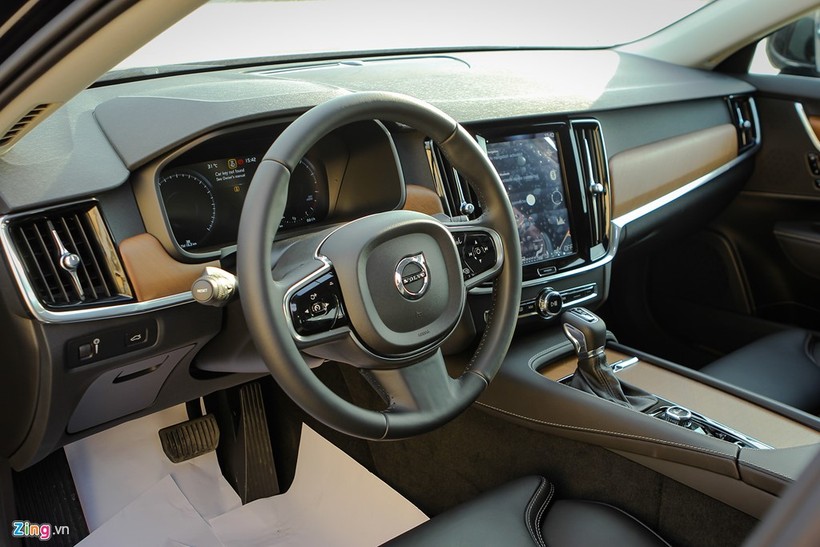 Không gian cabin được thiết kế theo phong cách hiện đại, với sự kết hợp của chất liệu da và gỗ.