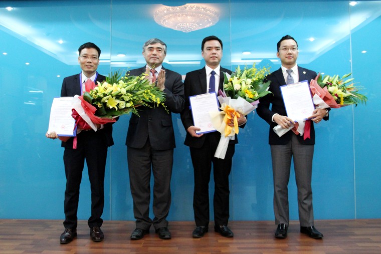Thứ trưởng Bộ TT&TT Nguyễn Minh Hồng trao quyết định bổ nhiệm Phó Cục trưởng Cục Báo chí cho ông Đặng Khắc Lợi (ngoài cùng bên trái), ông Hoàng Minh Tiến (ngoài cùng bên phải) và ông Lê Ngọc Bảo.