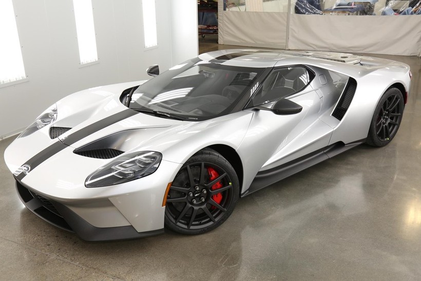 Ford sẽ chính thức giới thiệu phiên bản GT đặc biệt tại triển lãm Daytona 500 diễn ra cuối tuần này mang tên Ford GT Competition Series. Về cơ bản, Ford GT Competition Series được chế tạo bằng chất liệu nhẹ và đắt tiền hơn so với GT tiêu chuẩn.