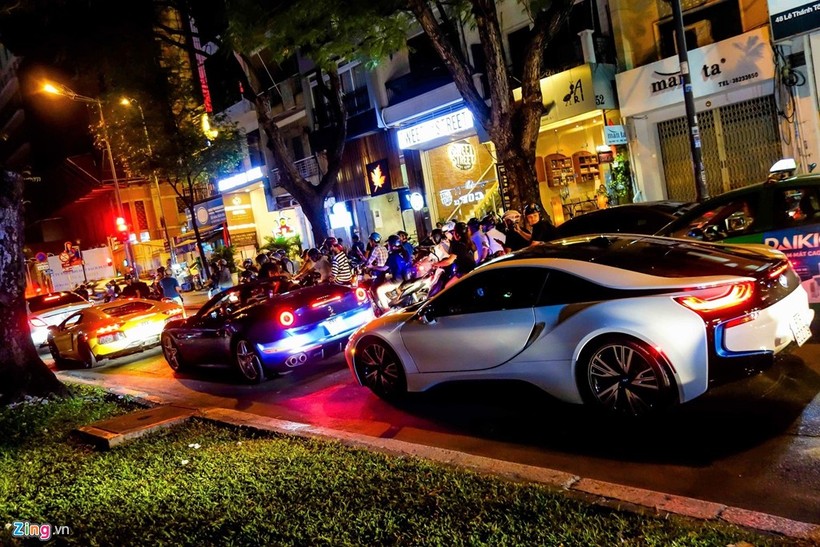 Sau buổi họp mặt, các đại gia nối đuôi nhau diễu hành qua các tuyến phố trung tâm.