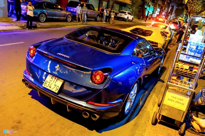 Đây là một trong số hai chiếc Ferrari California T màu xanh dương tại TP.HCM. Ferrari California T được các đại gia ưa chuộng bởi có mui di động, dễ dàng biến thành chiếc xe mui trần khi cần.