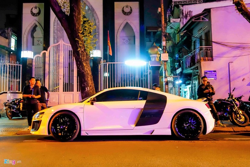 Siêu xe Audi R8 V10 Coupe độ pô Akrapovic và mâm kích thước lớn. Gói thân vỏ thuộc hãng độRegula Tuning của Đức khiến chiếc xe hầm hố hơn.