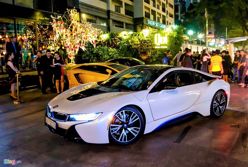 Mẫu xe thể thao BMW i8 cũng có mặt trong buổi offline. BMW i8 có ngoại hình đẹp và mức giá khoảng 7 tỷ đồng nếu mua mới. Tuy nhiên hiện nay những chiếc i8 qua sử dụng được chào giá khoảng 5 tỷ đồng.