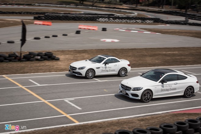 C43 AMG đối đầu SLC43 AMG trong bài đua drag.