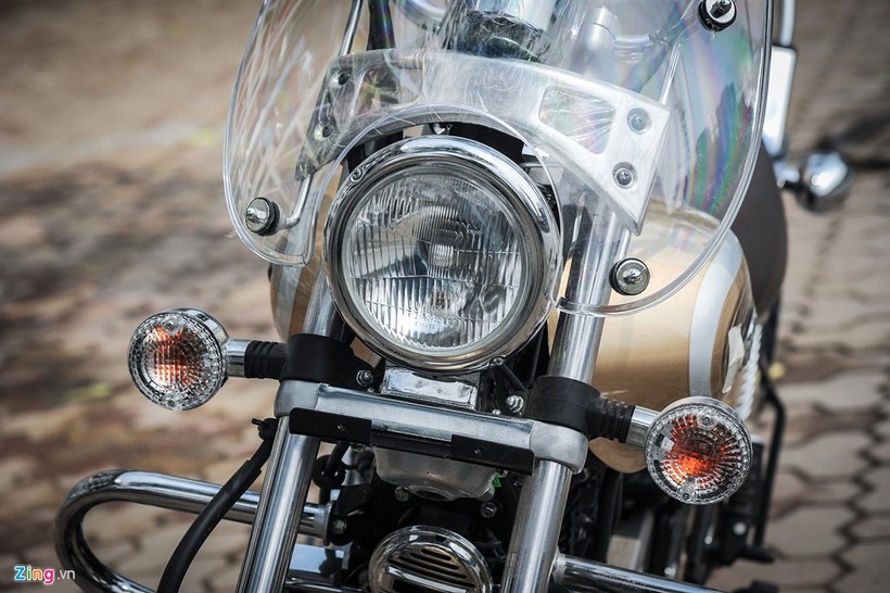 Thân xe được thiết kế với những đường nét cong mềm mại và thon dài. Bình xăng dung tích 14 lít. Thân xe cũng được hoàn thiện với nhiều chi tiết chrome sáng.