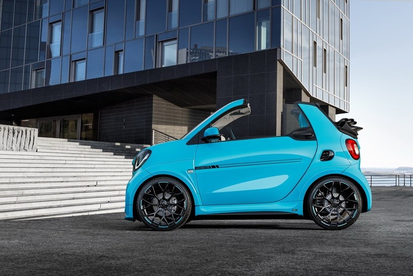 Smart Fortwo Brabus Ultimate 125 là mẫu độ mới nhất gồm 2 phiên bản coupe và mui trần. Bản coupe có mức giá 49.980 euro, tương đương 52.800 USD trong khi bản mui trần có giá bán 52.800 euro, tương đương 55.800 USD. Smart Fortwo Brabus Ultimate 125 là mẫu độ mới nhất gồm 2 phiên bản coupe và mui trần. Bản coupe có mức giá 49.980 euro, tương đương 52.800 USD trong khi bản mui trần có giá bán 52.800 euro, tương đương 55.800 USD.