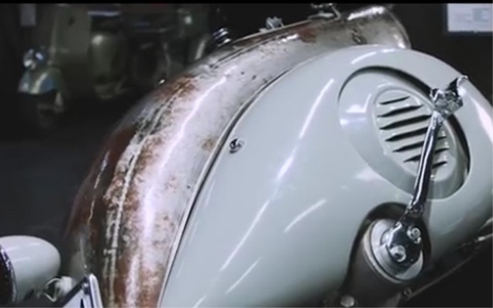 Chiếc Vespa này nằm trong lô xe đầu tiên mà Piaggio sản xuất bằng phương pháp thủ công với số lượng giới hạn .Dù vẫn còn hoạt động trơn tru nhưng một số chi tiết như vè chắn bùn phía trước, tay lái, yên xe… trên chiếc Vespa mang số khung 1003 này đã được phục chế lạ i. Chiếc Vespa này nằm trong lô xe đầu tiên mà Piaggio sản xuất bằng phương pháp thủ công với số lượng giới hạn .Dù vẫn còn hoạt động trơn tru nhưng một số chi tiết như vè chắn bùn phía trước, tay lái, yên xe… trên chiếc Vespa mang số khung 1003 này đã được phục chế lạ i.