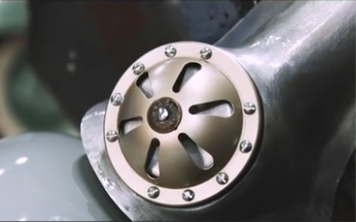 Rất có thể chiếc Vespa này sẽ rơi vào tay của nhà sưu tập hay viện bảo tàng.Chiếc Vespa được mang ra bán đấu giá có số khung 1003. Rất có thể chiếc Vespa này sẽ rơi vào tay của nhà sưu tập hay viện bảo tàng.Chiếc Vespa được mang ra bán đấu giá có số khung 1003.