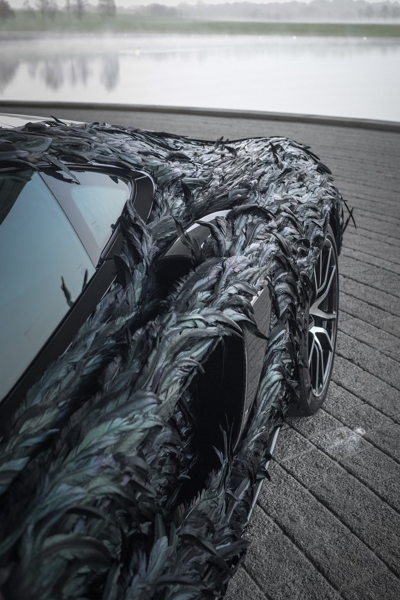 McLaren giải thích việc lựa chọn siêu xe 570GT để phủ lông vũ nhân tạo là bởi đây là sản phẩm phù hợp nhất cho những hành trình dài, như cách những chú chim thường hay di chuyển xuyên lục địa. Tuy nhiên, thời gian tới hãng sẽ thực hiện việc này với các mẫu siêu xe khác. McLaren giải thích việc lựa chọn siêu xe 570GT để phủ lông vũ nhân tạo là bởi đây là sản phẩm phù hợp nhất cho những hành trình dài, như cách những chú chim thường hay di chuyển xuyên lục địa. Tuy nhiên, thời gian tới hãng sẽ thực hiện việc này với các mẫu siêu xe khác.