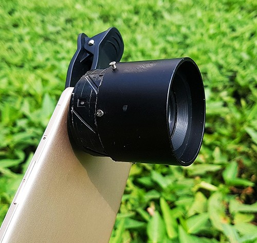 Một mẫu ống kính macro có khả năng xóa phông tốt cho điện thoại. Ảnh: Thanh Phúc.