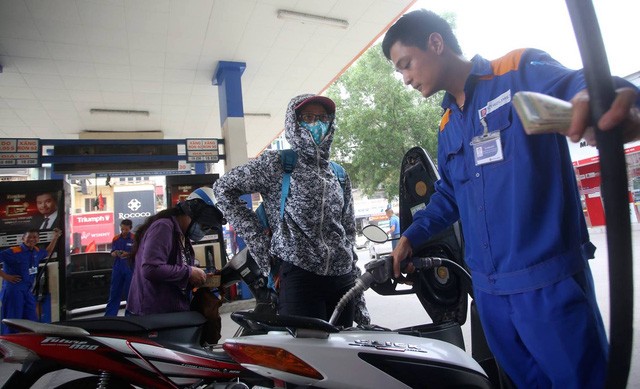 Giá xăng tăng mạnh, vượt ngưỡng 17.000 đồng