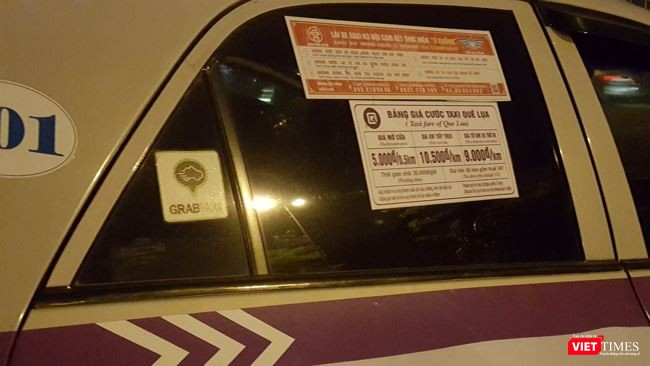 Một xe của hãng Taxi Quê Lụa 