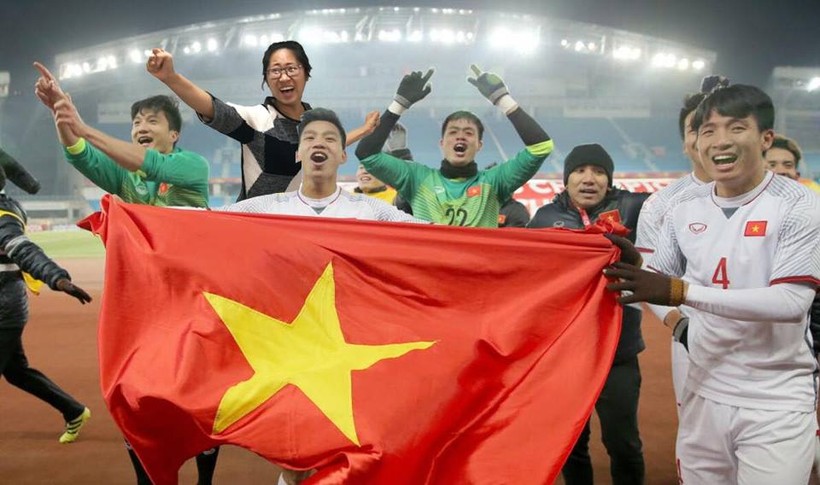 Hài hước cô nàng chế ảnh hôn thủ môn Bùi Tiến Dũng ảnh 1