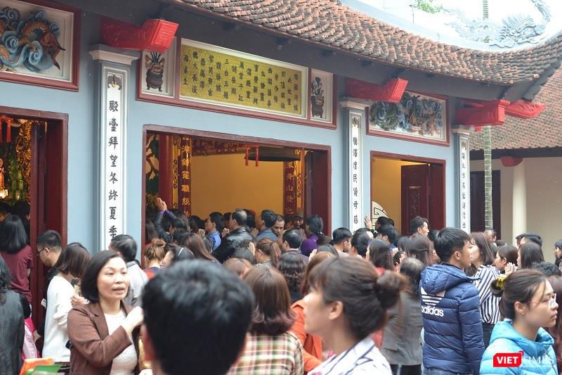 Phủ Tây Hồ chật kín người đi lễ đầu xuân ảnh 8