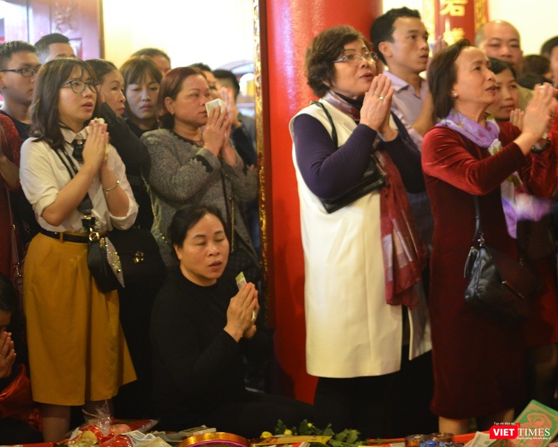 Phủ Tây Hồ chật kín người đi lễ đầu xuân ảnh 9