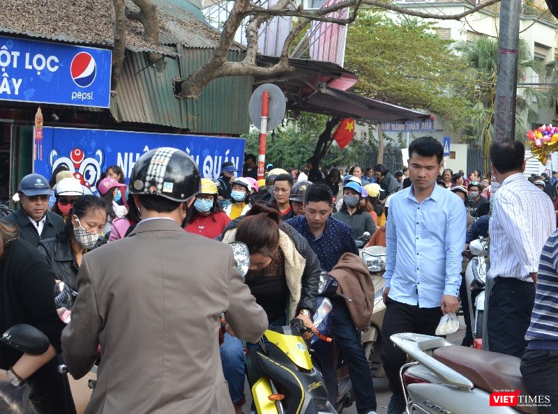 Phủ Tây Hồ chật kín người đi lễ đầu xuân ảnh 3