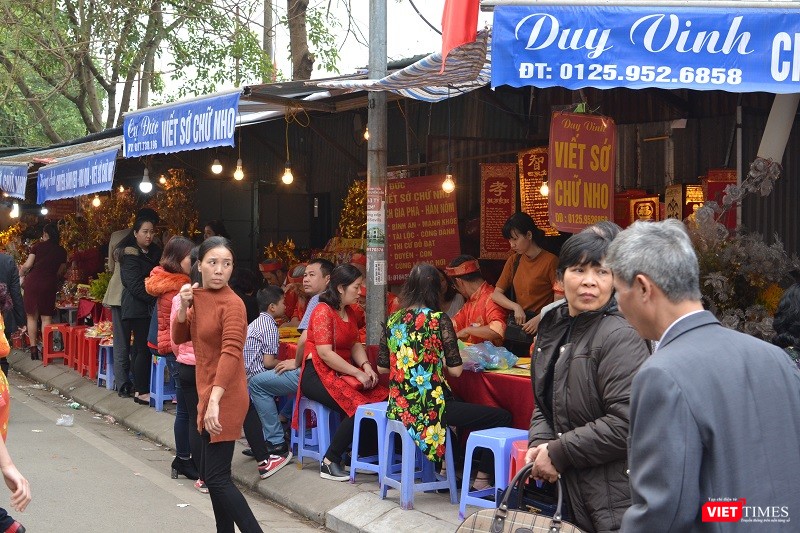 Các sạp hàng viết sớ dâng sao giải hạn bằng chữ nho