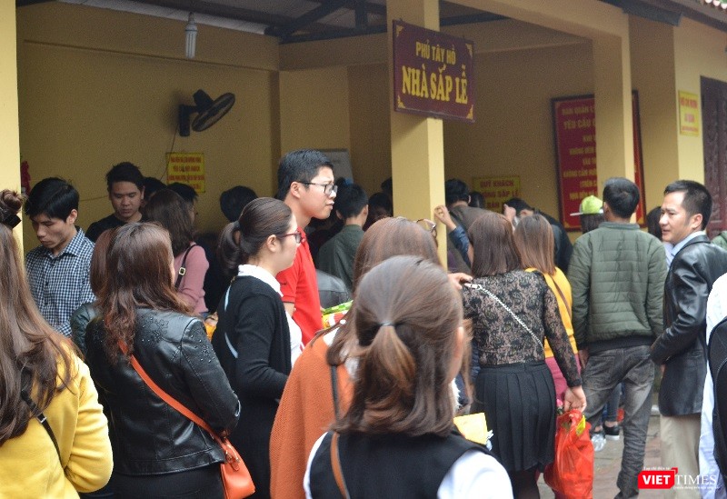 Dòng người vào Phủ cầu an giải hạn