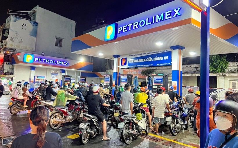 Nhiều kiến nghị bỏ Quỹ bình ổn xăng dầu. 5246_3101816058041654341210304724533096220414282n-16654152577141623456855-182-0-1432-2000-crop-16654155183191499351369.jpg