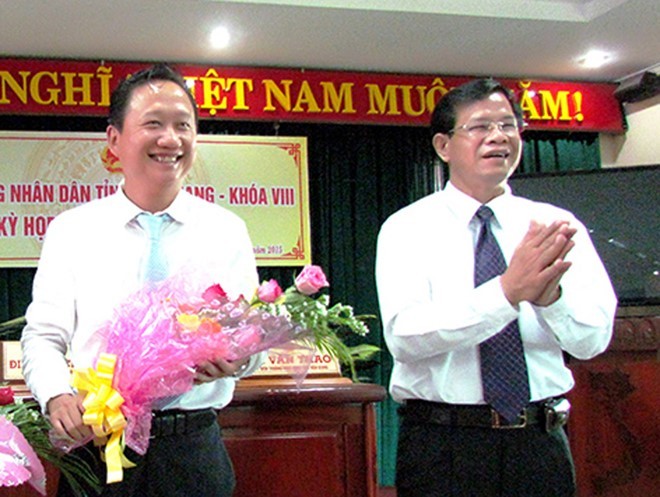 Ông Huỳnh Minh Chắc chúc mừng ông Trịnh Xuân Thanh được HĐND bầu làm Phó chủ tịch UBND tỉnh Hậu Giang vào tháng 5/2015. Ảnh: Báo Hậu Giang. Ông Huỳnh Minh Chắc chúc mừng ông Trịnh Xuân Thanh được HĐND bầu làm Phó chủ tịch UBND tỉnh Hậu Giang vào tháng 5/2015. Ảnh: Báo Hậu Giang.