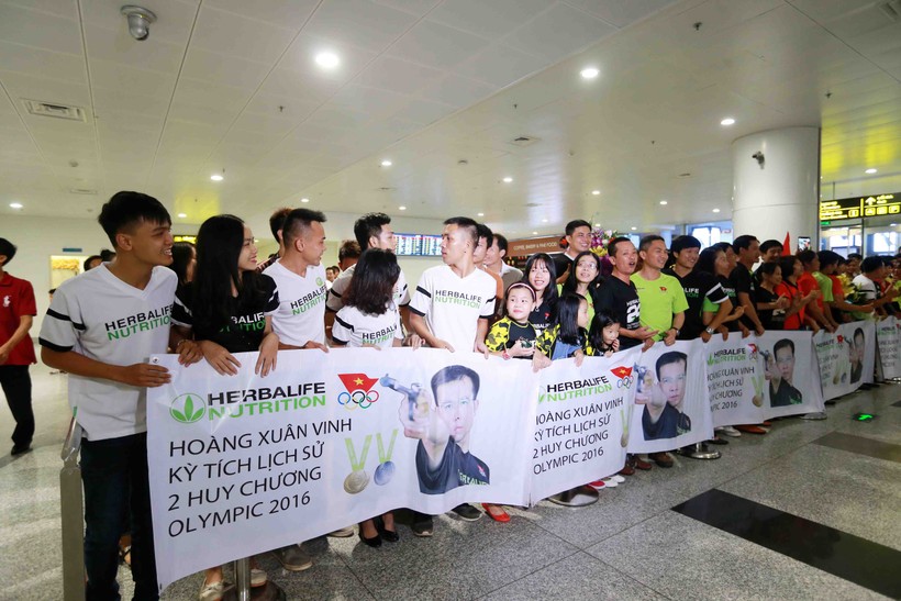 Các CĐV giăng băng rôn dài đón xạ thủ Hoàng Xuân Vinh. Ảnh: NAM KHÁNH