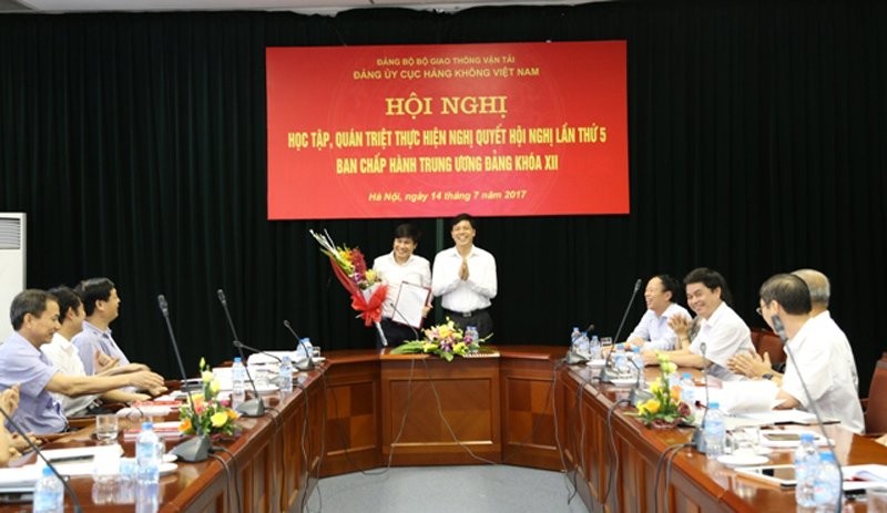 Ông Đinh Việt Thắng nhận quyết định . Ảnh: Cục hàng không Việt Nam