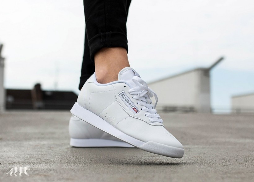 Mẫu giày basic như Reebok Princess luôn là lựa chọn hoàn hảo cho set đồ của nàng điệu. Bật mí là mẫu này đang được bán với mức giá chỉ 1,063,000 đồng, giảm 30% so với giá gốc (1,519,000 đồng).