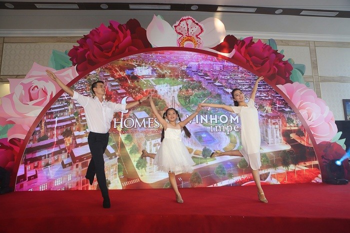 Tiết mục múa về chủ đề gia đình mở màn chương trình tạo được nhiều xúc cảm cho người tham dự