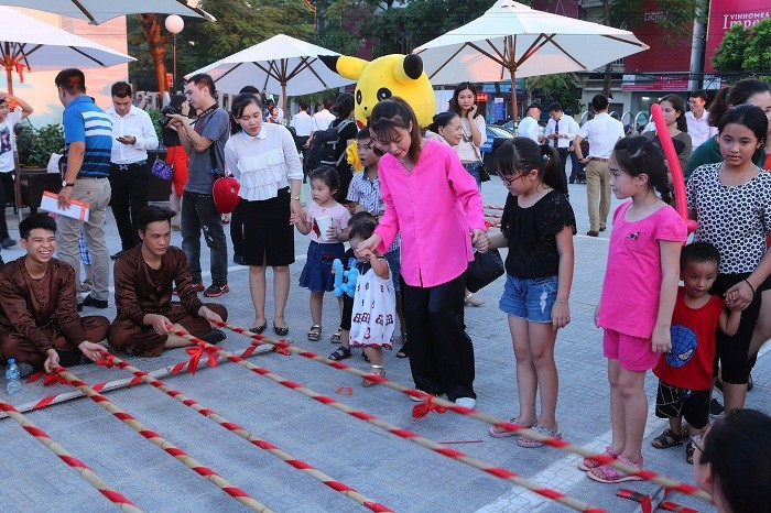 Không chỉ trẻ em, nhiều người lớn cũng tham gia vào các trò chơi dân gian