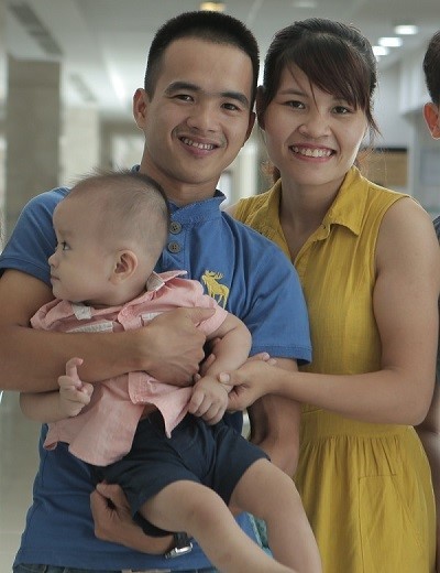 Bố mẹ Tuấn Khang hạnh phúc khi thấy mắt con được hồi sinh