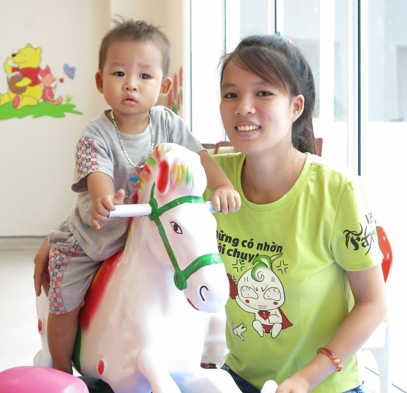 Chị Lê Thị Phấn hạnh phúc vô bờ khi thấy mắt con được chữa trị và bảo tồn thị lực thành công