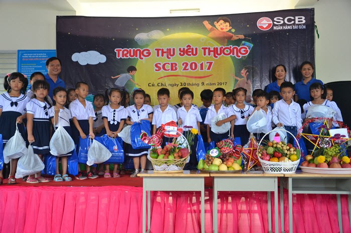 Đại diện SCB trao quà cho các em học sinh ở Củ Chi