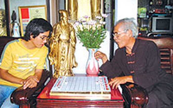 Chuyện về cha đẻ Cờ Toán Việt Nam ảnh 1 Thỉnh thoảng bố con ông Bẩy lại mang Cờ Toán ra chơi vài ván để lấy cảm hứng sáng tác .