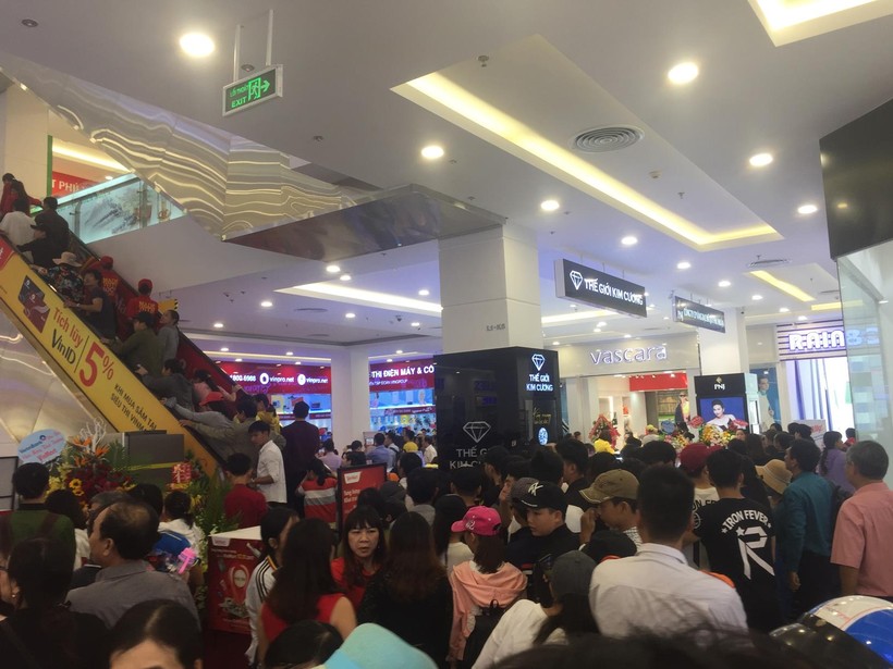 Vincom mới khai trương thêm 2 trung tâm thương mại ảnh 2 Khách hàng chen chân mua sắm