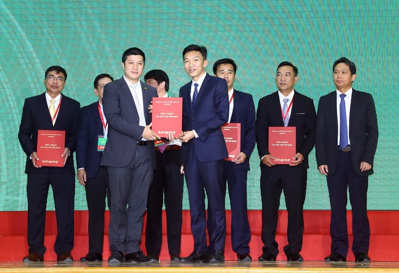 Ông Trần Nhật Nam - P.TGĐ SHB (bên trái) trao thỏa thuận tài trợ tín dụng với hạn mức 770 tỷ đồng cho ông Nguyễn Chánh Trung – Chủ tịch kiêm CEO CTCP Gạo Hạnh Phúc để triển khai đầu tư xây dựng nhà máy chế biến gạo tại xã Lương An Trà, Tri Tôn, An Giang.