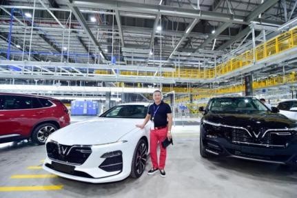 Ông Nguyễn Đình Hiếu, Tổng giám đốc Công ty CP Kinh doanh vật tư thiết bị và vận tải Gia Nguyễn cũng không giấu được sự hào hứng: “Tôi rất xúc động và cảm ơn VinFast đã biến giấc mơ ô tô Việt trở thành hiện thực. Từ hôm nay, VinFast Lux A2.0 sẽ là chiếc xe tôi sử dụng hàng ngày với sự tự hào khi là một trong những người đầu tiên sở hữu chiếc xe thương hiệu Việt đẳng cấp quốc tế”. Ông Nguyễn Đình Hiếu, Tổng giám đốc Công ty CP Kinh doanh vật tư thiết bị và vận tải Gia Nguyễn cũng không giấu được sự hào hứng: “Tôi rất xúc động và cảm ơn VinFast đã biến giấc mơ ô tô Việt trở thành hiện thực. Từ hôm nay, VinFast Lux A2.0 sẽ là chiếc xe tôi sử dụng hàng ngày với sự tự hào khi là một trong những người đầu tiên sở hữu chiếc xe thương hiệu Việt đẳng cấp quốc tế”.