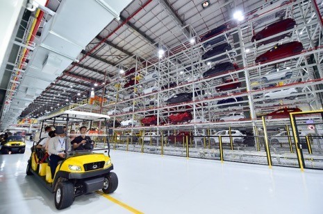 Bước vào xưởng sơn hiện đại nhất Việt Nam, khách hàng tỏ ra ngạc nhiên vì không hề cảm thấy mùi sơn. xưởng sơn của VinFast có hệ thống xử lí môi trường và chất thải tốt bậc nhất Châu Á, triệt tiêu mùi sơn ngay trong nhà xưởng, đảm bảo an toàn tuyệt đối cho môi trường và sức khỏe công nhân. Bước vào xưởng sơn hiện đại nhất Việt Nam, khách hàng tỏ ra ngạc nhiên vì không hề cảm thấy mùi sơn. xưởng sơn của VinFast có hệ thống xử lí môi trường và chất thải tốt bậc nhất Châu Á, triệt tiêu mùi sơn ngay trong nhà xưởng, đảm bảo an toàn tuyệt đối cho môi trường và sức khỏe công nhân.