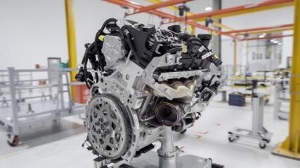 Động cơ - trái tim của hai mẫu xe cao cấp của VinFast được sản xuất ngay tại Nhà máy, tại xưởng sản xuất động cơ ô tô đầu tiên tại Việt Nam. Tận mắt chứng kiến quy trình sản xuất động cơ được chuyển giao từ BMW với những linh kiện chất lượng cao, sử dụng công nghệ cơ khí chính xác mới nhất để gia công các đầu động cơ, thân động cơ và trục khuỷu, khách hàng hoàn toàn tin tưởng động cơ xe VinFast có hiệu suất tốt, tiết kiệm nhiên liệu, giảm tối đa khí thải ô nhiễm và an toàn. Động cơ - trái tim của hai mẫu xe cao cấp của VinFast được sản xuất ngay tại Nhà máy, tại xưởng sản xuất động cơ ô tô đầu tiên tại Việt Nam. Tận mắt chứng kiến quy trình sản xuất động cơ được chuyển giao từ BMW với những linh kiện chất lượng cao, sử dụng công nghệ cơ khí chính xác mới nhất để gia công các đầu động cơ, thân động cơ và trục khuỷu, khách hàng hoàn toàn tin tưởng động cơ xe VinFast có hiệu suất tốt, tiết kiệm nhiên liệu, giảm tối đa khí thải ô nhiễm và an toàn.