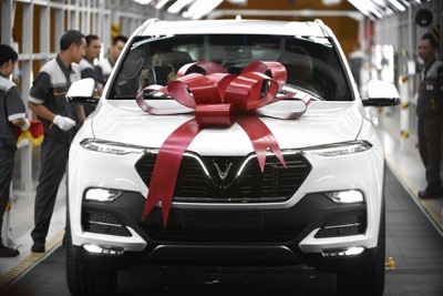 Dù đã rất quen thuộc với chiếc xe được mình chọn và tin tưởng đặt mua từ khi mới "phôi thai" ở bản vẽ, đến khi ra mắt xe mẫu, nhưng tất cả khách hàng đều "ồ à" xúc động khi được "mục sở thị" xe LUX SA 2.0 và LUX A2.0 bản thương mại vừa xuất xưởng. Dù đã rất quen thuộc với chiếc xe được mình chọn và tin tưởng đặt mua từ khi mới