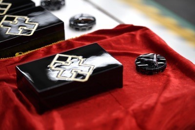 Logo VinFast chính là linh kiện cuối cùng dành cho khách hàng tự lắp trên chiếc xe của mình Logo VinFast chính là linh kiện cuối cùng dành cho khách hàng tự lắp trên chiếc xe của mình