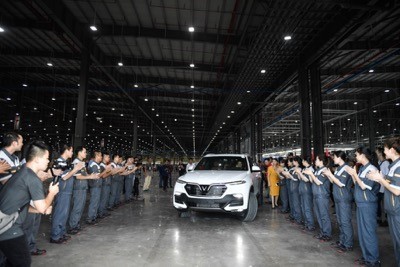 Sau các bước kiểm tra cuối cùng, khách hàng đích thân điều khiển xe rời khỏi băng chuyền nhà xưởng, và tiến ra đường chạy thử để trải nghiệm tốc độ. Sau các bước kiểm tra cuối cùng, khách hàng đích thân điều khiển xe rời khỏi băng chuyền nhà xưởng, và tiến ra đường chạy thử để trải nghiệm tốc độ.