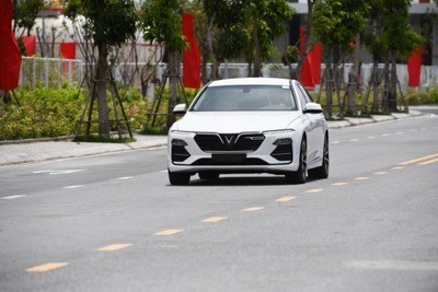 Những chủ sở hữu đầu tiên của dòng xe VinFast Lux phấn khích tăng tốc sau mỗi cung đường. Hai mẫu xe Lux ngay lập tức thể hiện phẩm chất tuyệt vời của mình khi tăng tốc nhanh, ôm cua chắc chắn, cách âm tuyệt đối. Những chủ sở hữu đầu tiên của dòng xe VinFast Lux phấn khích tăng tốc sau mỗi cung đường. Hai mẫu xe Lux ngay lập tức thể hiện phẩm chất tuyệt vời của mình khi tăng tốc nhanh, ôm cua chắc chắn, cách âm tuyệt đối.