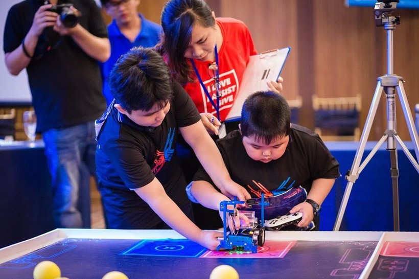 Hình ảnh học sinh của KDI Education tham gia MakeX Robotics Competition