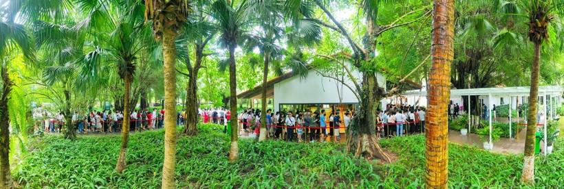 Mới đây, tập đoàn Ecopark đã chính thức khai trương nhà mẫu căn hộ Sky Oasis cho khách tham quan và mua căn hộ. Sự kiện này thu hút hàng nghìn khách hàng quan tâm, xếp hàng dài cả cây số, tạo ra một cơn sốt chưa từng có tại thị trường bất động sản Hà Nội” Mới đây, tập đoàn Ecopark đã chính thức khai trương nhà mẫu căn hộ Sky Oasis cho khách tham quan và mua căn hộ. Sự kiện này thu hút hàng nghìn khách hàng quan tâm, xếp hàng dài cả cây số, tạo ra một cơn sốt chưa từng có tại thị trường bất động sản Hà Nội”