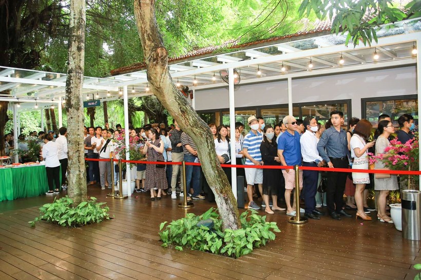 Anh An, cư dân tại Ecopark đưa 2 người bạn đi mua căn hộ Sky Oasis, xếp hàng từ 9h sáng tới 12h trưa mới tới lượt. “Nhà anh xưa ở phố cổ cơ, cứ vài tuần lại đưa con về Ecopark dã ngoại. Sau anh nghĩ, tại sao mình lại không đưa con về đây để con có một không gian sống thực sự tốt. Tói giờ, anh thấy đây là lựa chọn đúng đắn nhất của anh. Bạn anh đến nhà anh chơi, cũng mê luôn Ecopark, nên hôm nay anh phải đưa bạn đi xếp hàng mua nhà về làm hàng xóm” Anh An, cư dân tại Ecopark đưa 2 người bạn đi mua căn hộ Sky Oasis, xếp hàng từ 9h sáng tới 12h trưa mới tới lượt. “Nhà anh xưa ở phố cổ cơ, cứ vài tuần lại đưa con về Ecopark dã ngoại. Sau anh nghĩ, tại sao mình lại không đưa con về đây để con có một không gian sống thực sự tốt. Tói giờ, anh thấy đây là lựa chọn đúng đắn nhất của anh. Bạn anh đến nhà anh chơi, cũng mê luôn Ecopark, nên hôm nay anh phải đưa bạn đi xếp hàng mua nhà về làm hàng xóm”