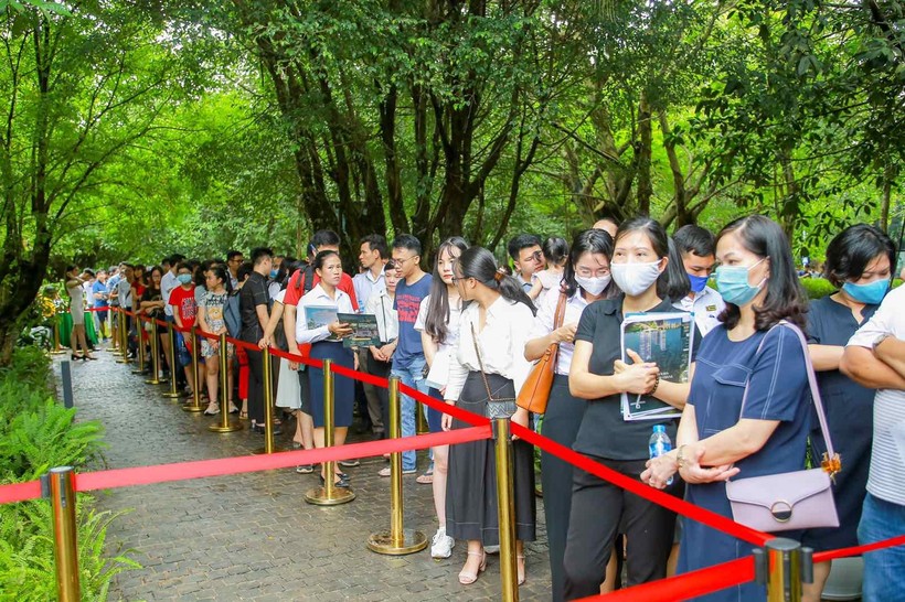 Có những kháchphải xếp hàng từ sáng tới chiều mới tới lượt xem nhà mẫu. Theo đánh giá của tổng giám đốc một sàn bất động sản Hà Nội “đã 5 năm rồi, Hà Nội mới có một dự án bất động sản thu hút khách hàng đông đảo như Sky Oasis của Ecopark” Có những kháchphải xếp hàng từ sáng tới chiều mới tới lượt xem nhà mẫu. Theo đánh giá của tổng giám đốc một sàn bất động sản Hà Nội “đã 5 năm rồi, Hà Nội mới có một dự án bất động sản thu hút khách hàng đông đảo như Sky Oasis của Ecopark”