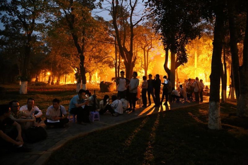 Chị Hà An, một khách hàng thân quen của Ecopark cho biết “Trước Sky Oasis, đã nhiều lần thị trường bất động sản Hà Nội chứng kiến hiện tượng khách xếp hàng qua đêm để chờ mua căn hộ Ecopark. Nhưng hàng nghìn khách xếp hàng dài cả cây số để tham quan nhà mẫu và mua nhà như Sky Oasis thì chưa có tiền lệ ở cả Ecopark và Hà Nội”. Chị Hà An, một khách hàng thân quen của Ecopark cho biết “Trước Sky Oasis, đã nhiều lần thị trường bất động sản Hà Nội chứng kiến hiện tượng khách xếp hàng qua đêm để chờ mua căn hộ Ecopark. Nhưng hàng nghìn khách xếp hàng dài cả cây số để tham quan nhà mẫu và mua nhà như Sky Oasis thì chưa có tiền lệ ở cả Ecopark và Hà Nội”.