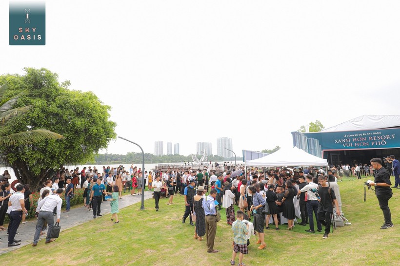 Trước sự kiện khai trương nhà mẫu, Sky Oasis cũng tạo ra cơn bão cho thị trường bất động sản Hà Nội khi hàng nghìn nhà đầu tư kiên nhẫn chờ đợi hàng tiếng đồng hồ, kéo dài gần 500 m bên công viên Hồ Thiên Nga để vào sự kiện công bố dự án. Trước sự kiện khai trương nhà mẫu, Sky Oasis cũng tạo ra cơn bão cho thị trường bất động sản Hà Nội khi hàng nghìn nhà đầu tư kiên nhẫn chờ đợi hàng tiếng đồng hồ, kéo dài gần 500 m bên công viên Hồ Thiên Nga để vào sự kiện công bố dự án.